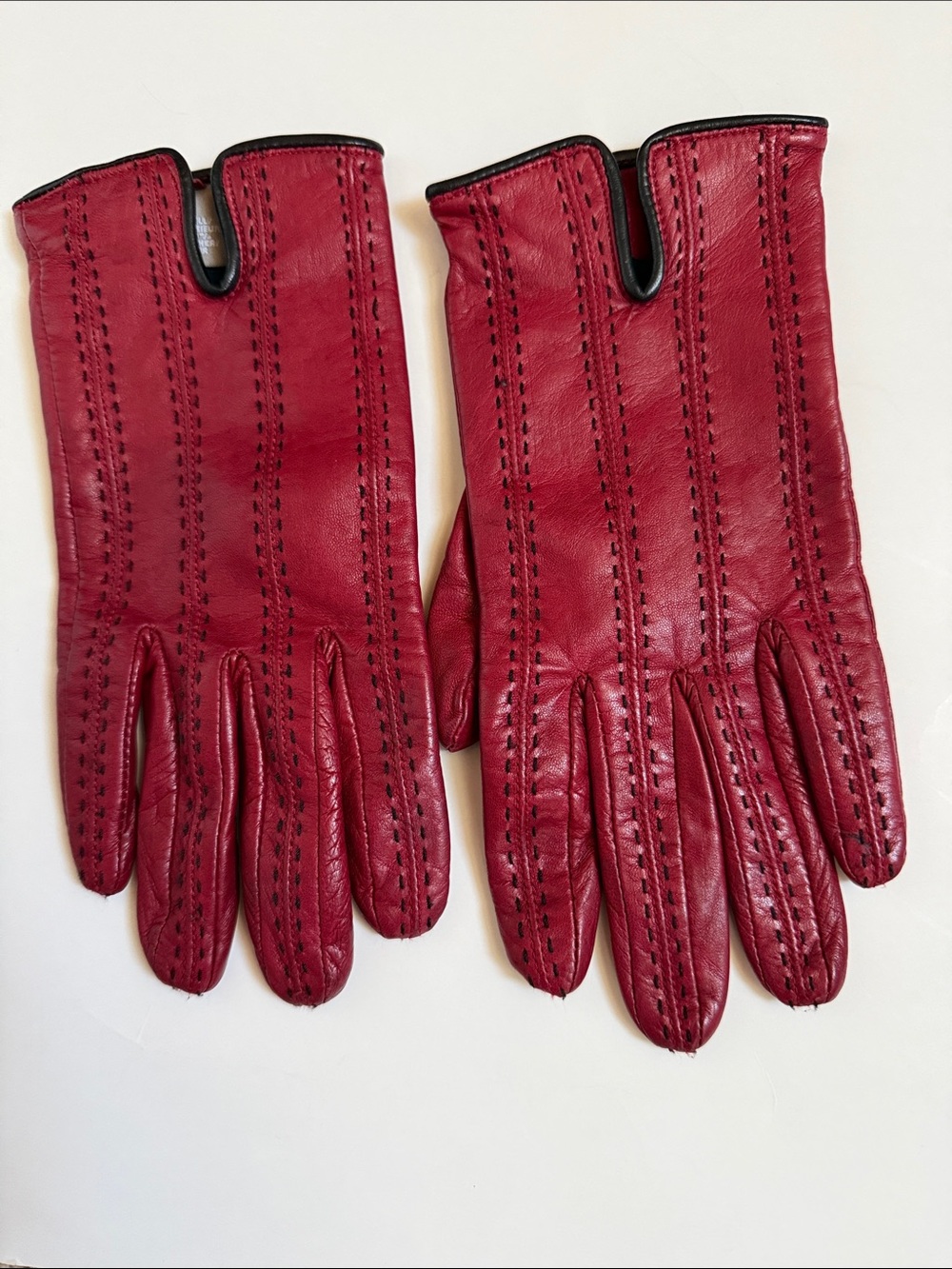 Echo Red Leather Stitch-Detail Driving Gloves.  Size Medium